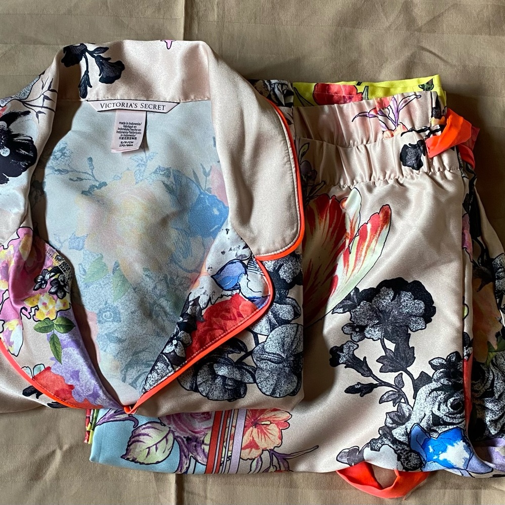 Victoria’s Secrets Satin Pijama Set